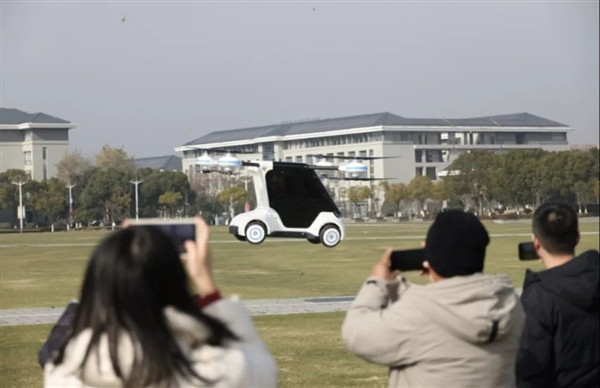 四轮八桨 东南大学发布国内首辆飞行汽车：空中续航超20分